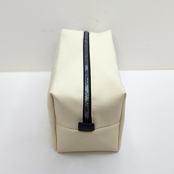 RAE DUNN TOILETRY BAG, CREAM COLOR WITH TWO STORAGE POCKETS INSIDEE - Picture 4 of 12